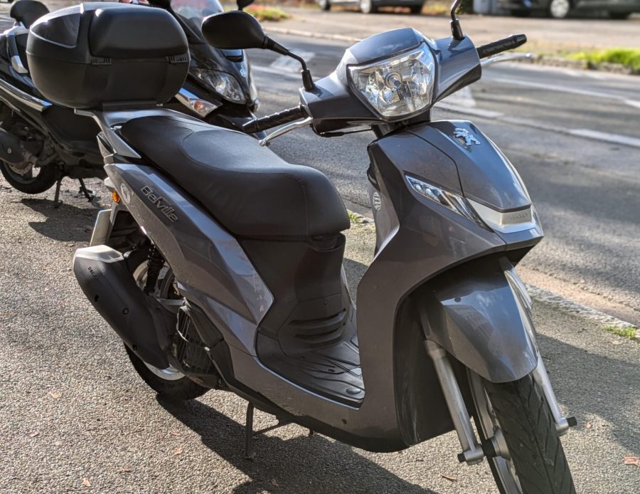 [DEPOT-VENTE] -Peugeot scooter 125cc BELLEVILLE, de 2018. Scooter en bon état, avec 14 844 kms au compteur, première immatriculation en date du 10/2018 . Pour plus d'informations, n'hésitez pas à nous contacter par téléphone au 02.98.02.43.08, ou par mail : quadnscoot@gmail.com, ou encore à passer directement en magasin où le scooter est visible. Scooter occasion Brest bretagne finistere france pas cher très bon état offre rue de paris garage quadnscoot occasion quad n scoot scooter gris noir